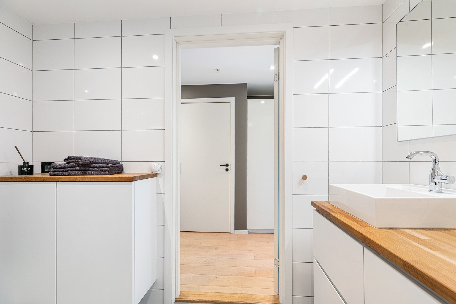 Badet fra 2016 har innredning med benkeplate i tre og toppmontert servant. Inngang fra entré Galleribilde
