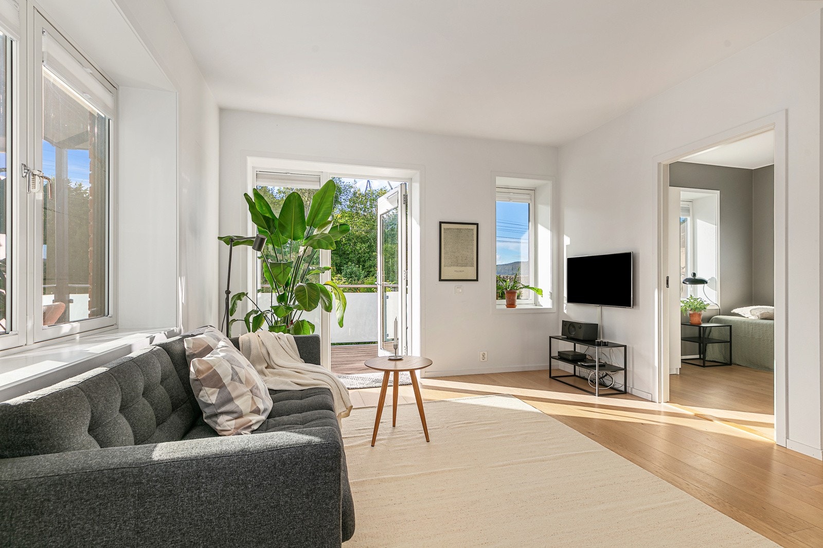 Stue med utgang til balkong og adkomst til soverom 2 Galleribilde