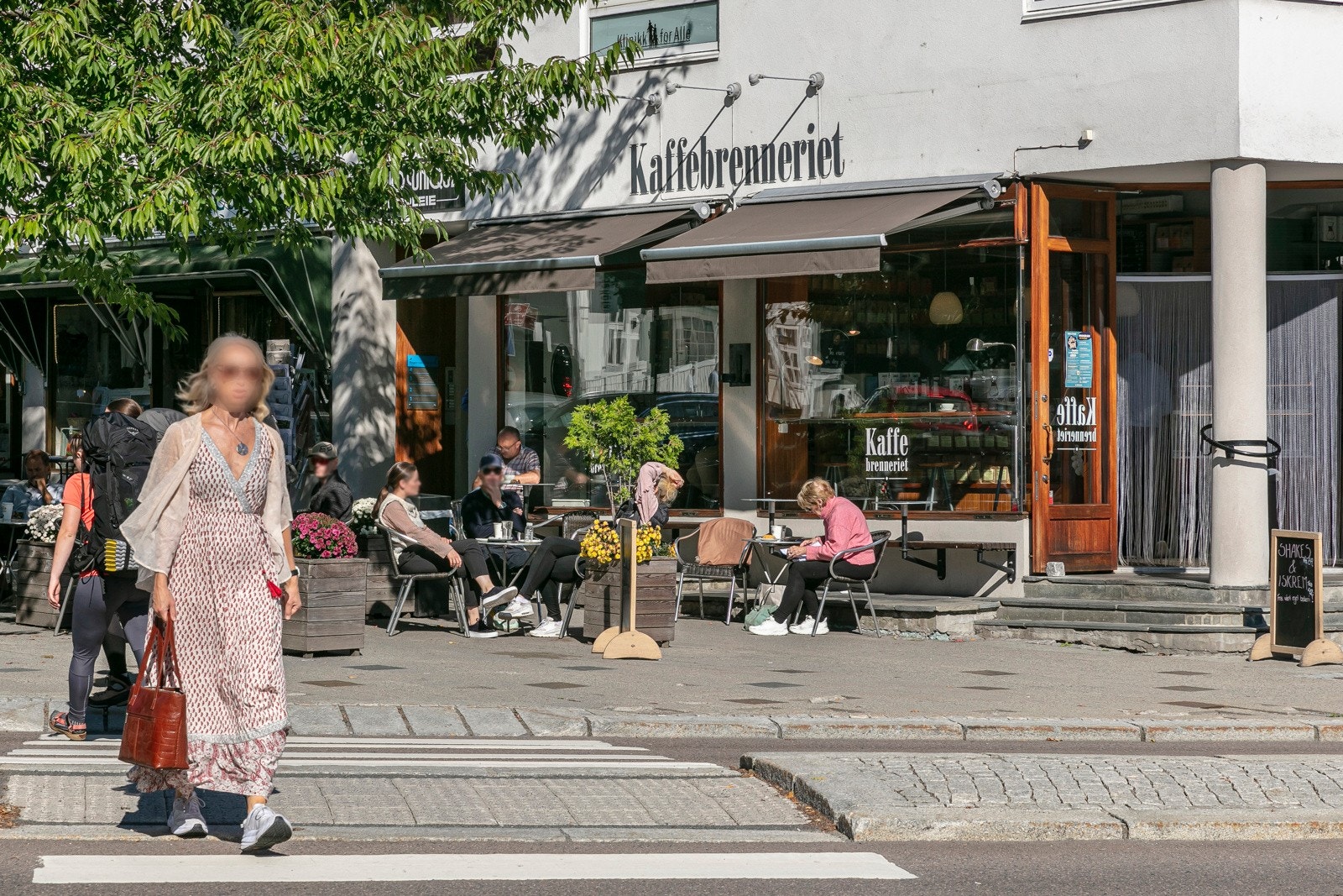 Det er hyggelige spisesteder og barer langs den oppgraderte elvepromenaden Galleribilde