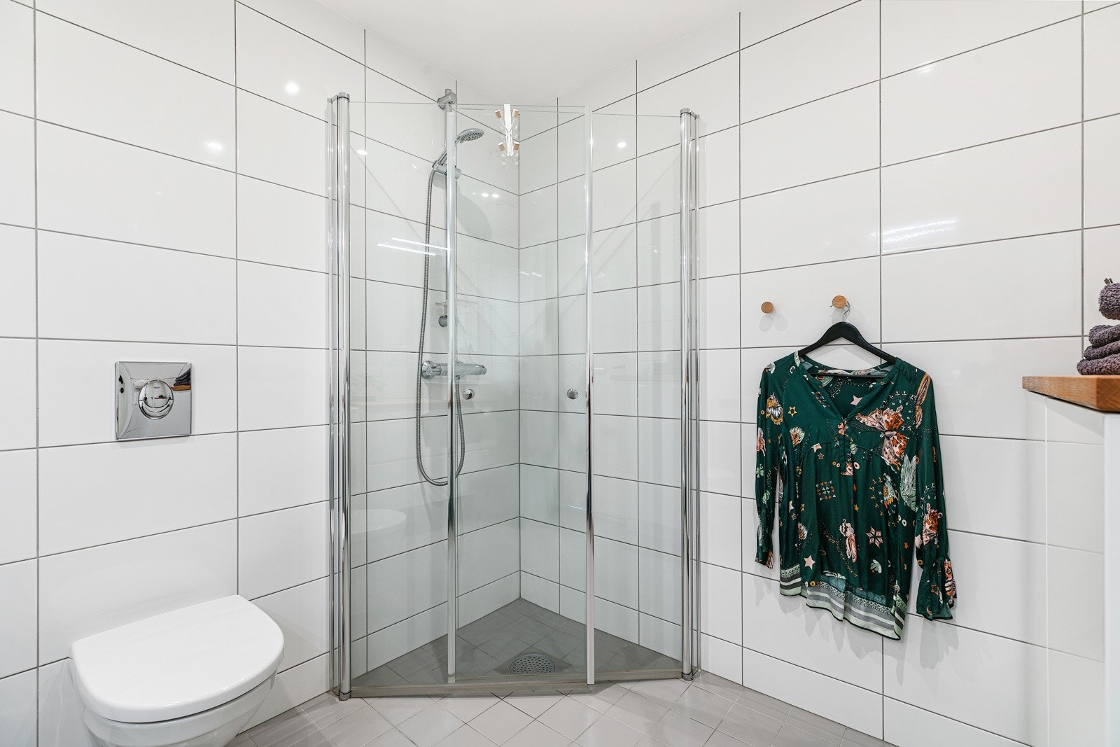 Baderomsgulv er flislagt, og varmes opp via vannbåren gulvvarme. Galleribilde