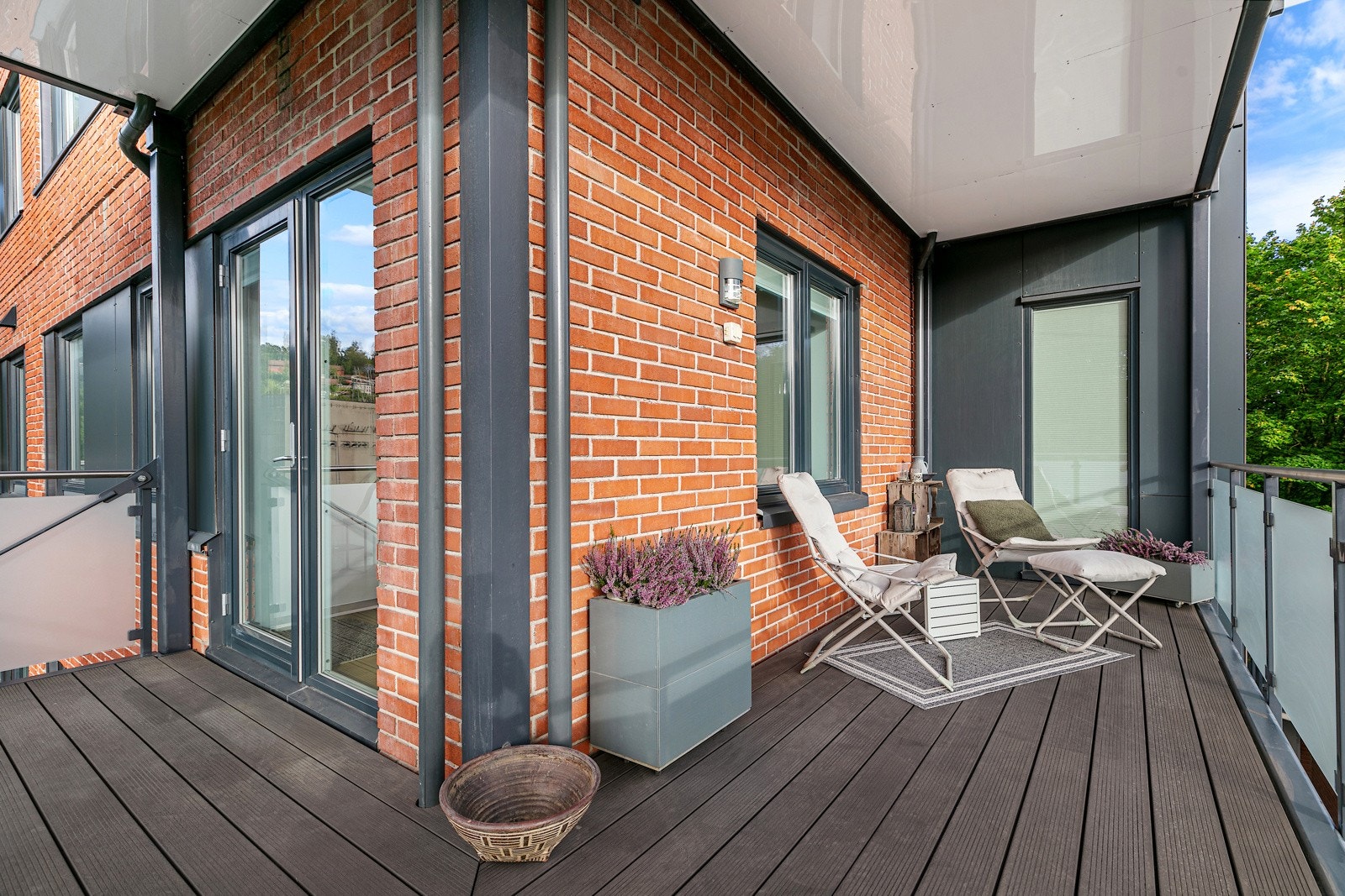 Den vinklede uteplassen har utgang fra stue Galleribilde