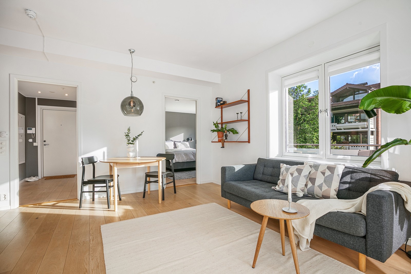 Leiligheten har kjøkken, stue, og spisestue i en arealeffektiv åpen løsning Galleribilde