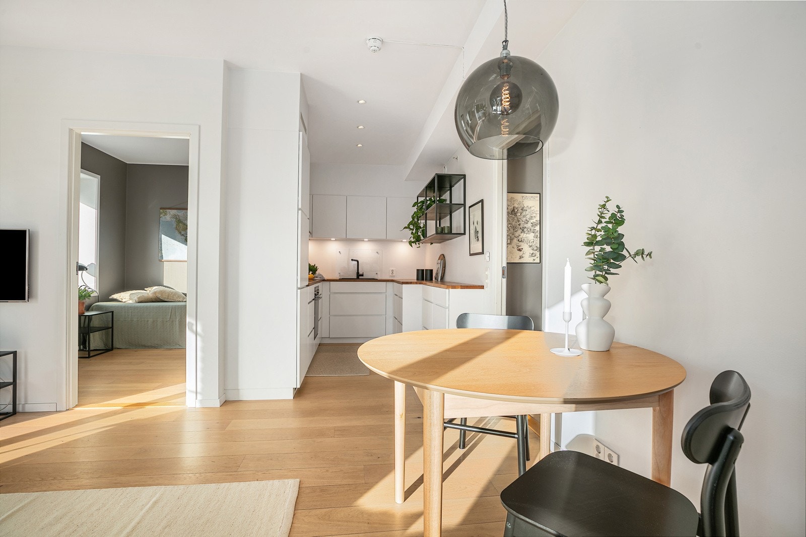 Stue/spiseplass med åpen tilgang til kjøkkendel Galleribilde