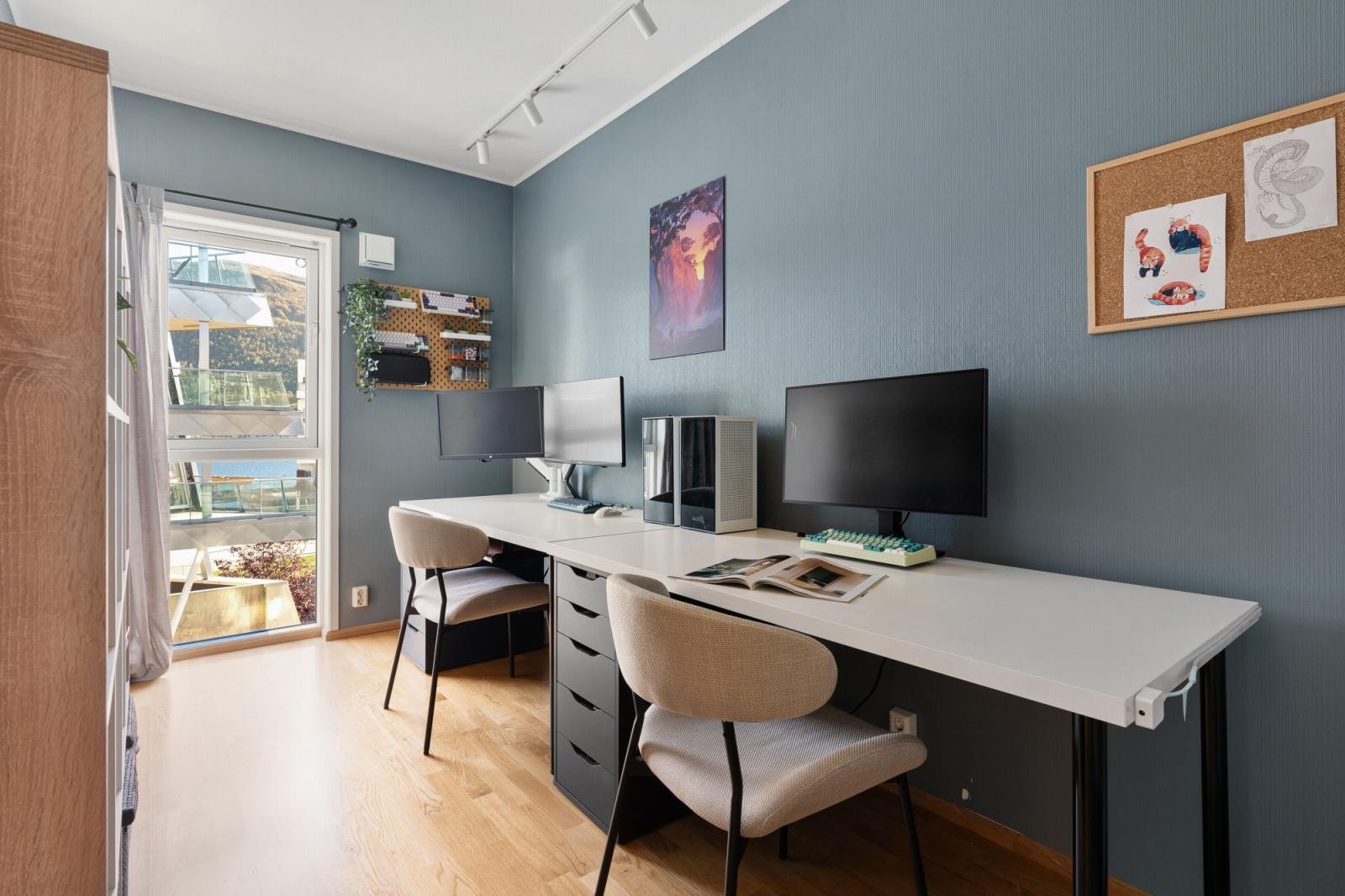 Soverom 2 blir i dag brukt som kontor. Vender ut mot stille og rolige omgivelser. Galleribilde