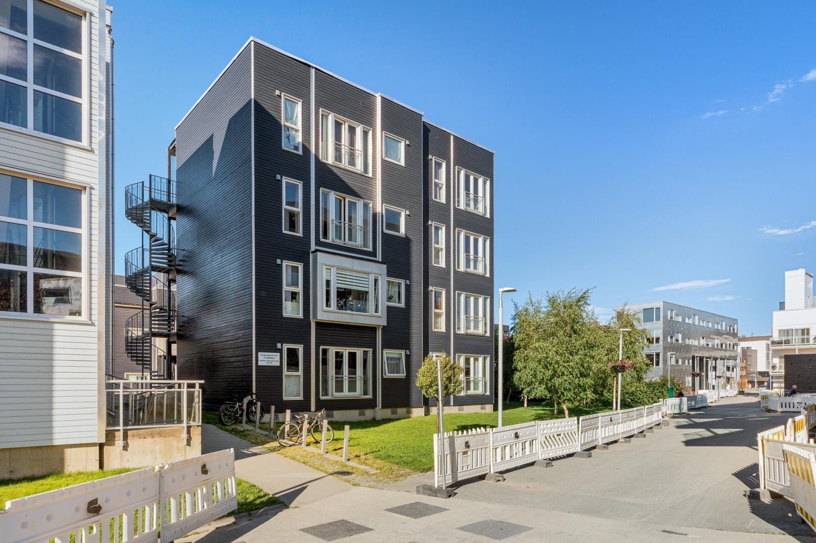 Kort gåavstand til dagligvare, busstopp, barnehage og flotte turområder. Direkte bussforbindelser til bl a UiT/UNN og Langnes. Galleribilde