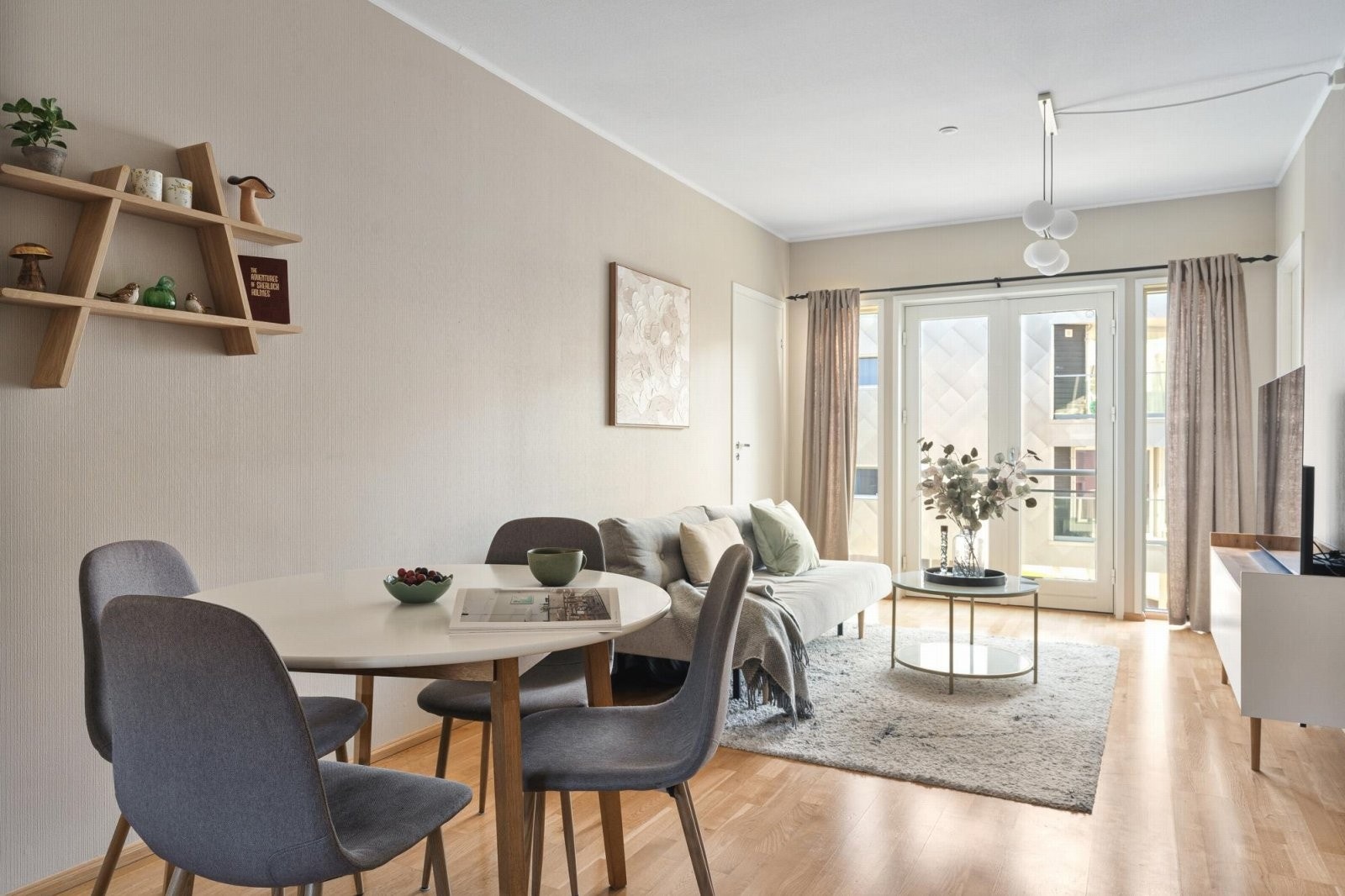 Lys og åpen stue med god takhøyde, store vindusflater og god plass for både sofagruppe og spisebord. Galleribilde