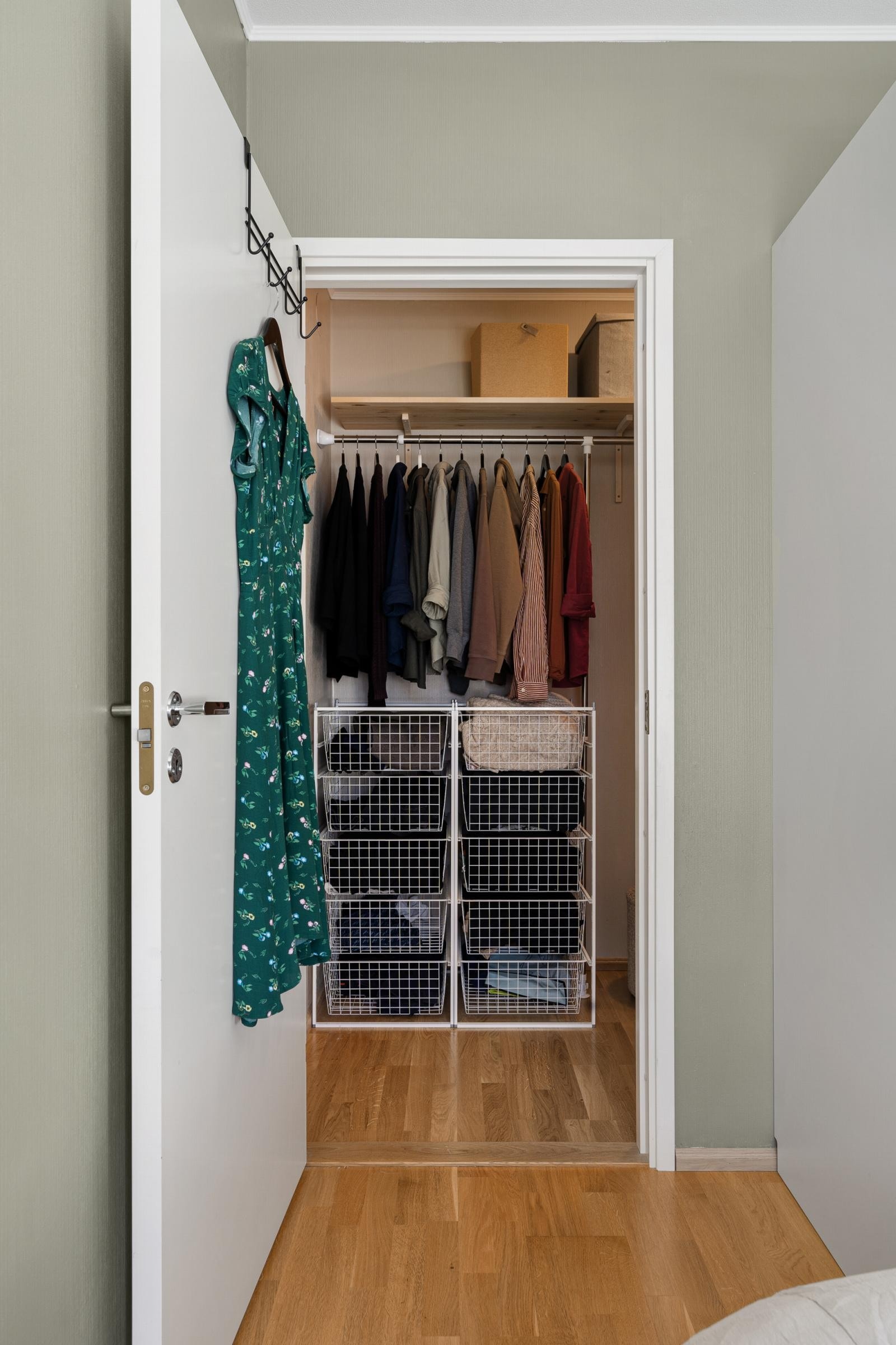 Hovedsoverom med praktisk bod/walk in closet i bakkant. Godt med oppbevaringsplass. Galleribilde