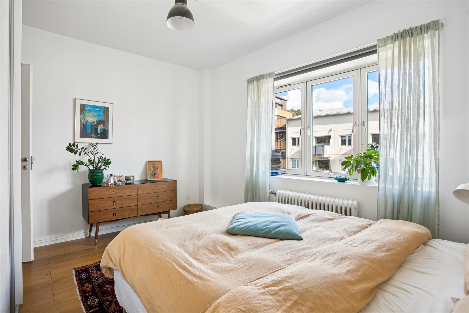 Romslig hovedsoverom med god plass til dobbelseng. Soverommet er vendt mot øst så det er kjølig på kvelden og man kan våkne til morgensolen om man ønsker det Galleribilde