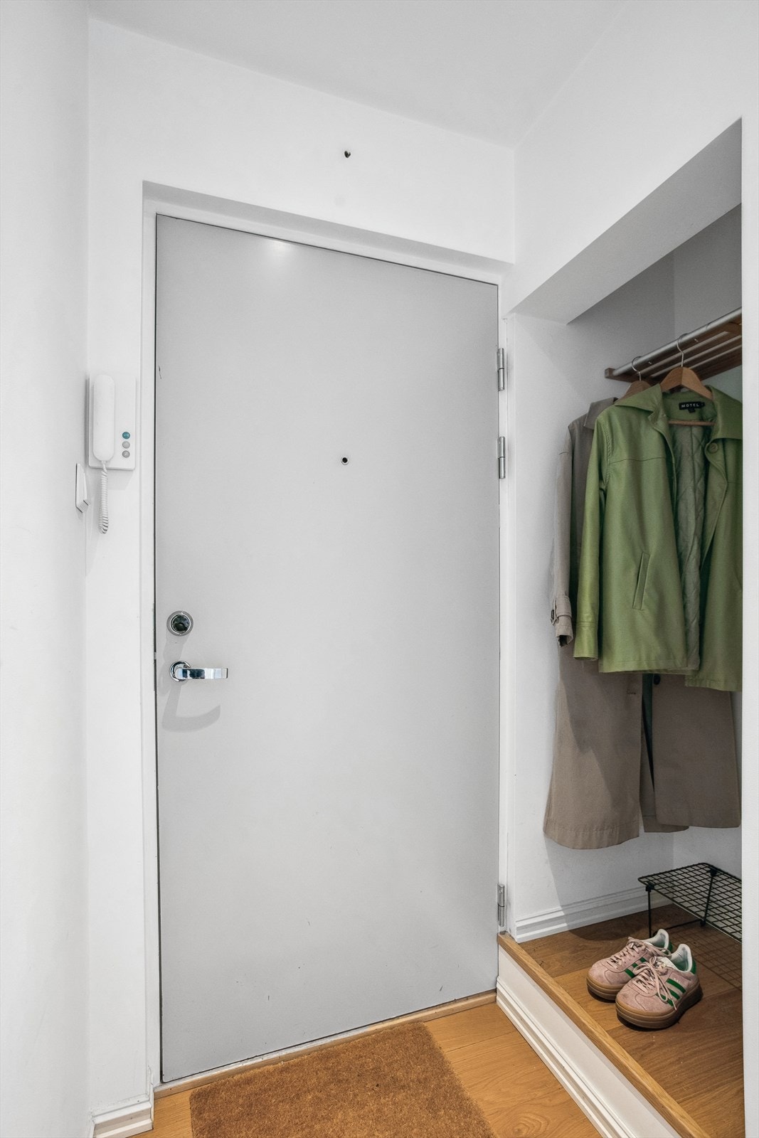 Rett innenfor entrédøren har man avhengingsplass for yttertøy Galleribilde