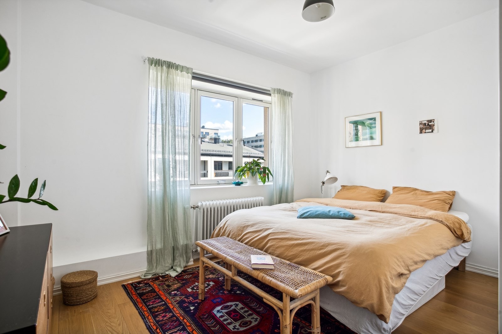 Det største værelset har god plass til dobbeltseng, og det er rikelig med lagringsplass i det store garderobeskapet som utnytter plassen optimalt. Galleribilde