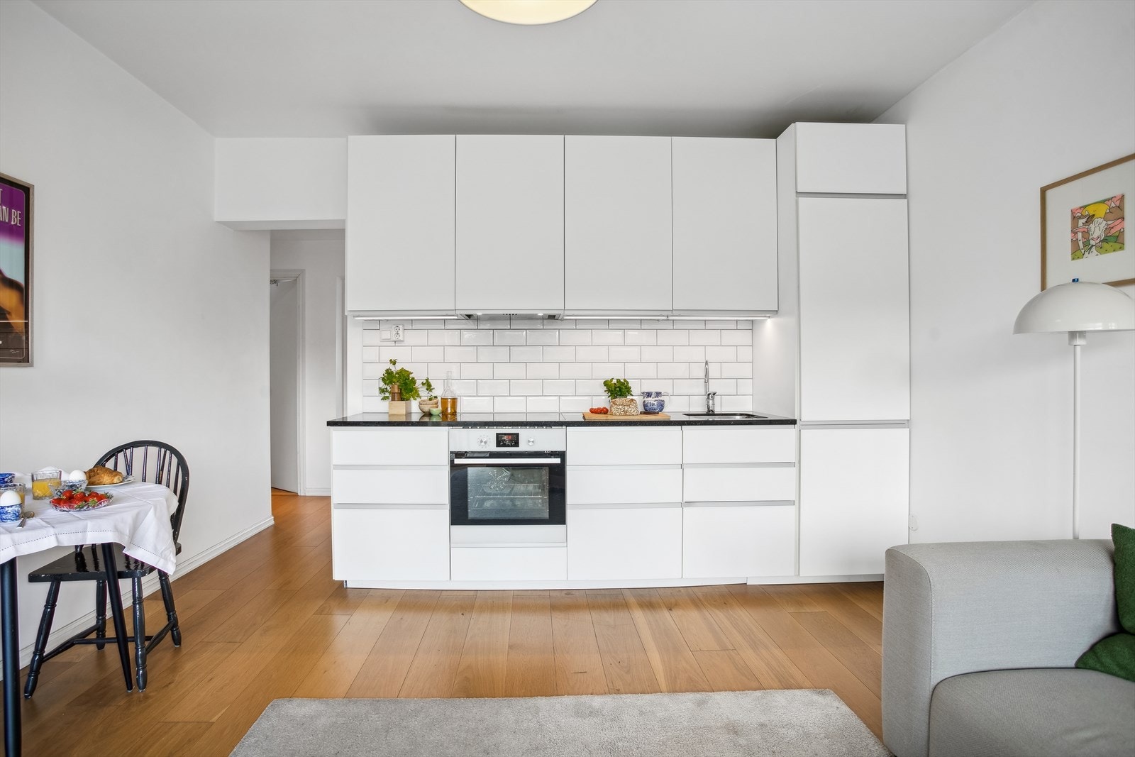 Kjøkkenet er gjennomtenkt og har godt med skapplass Galleribilde