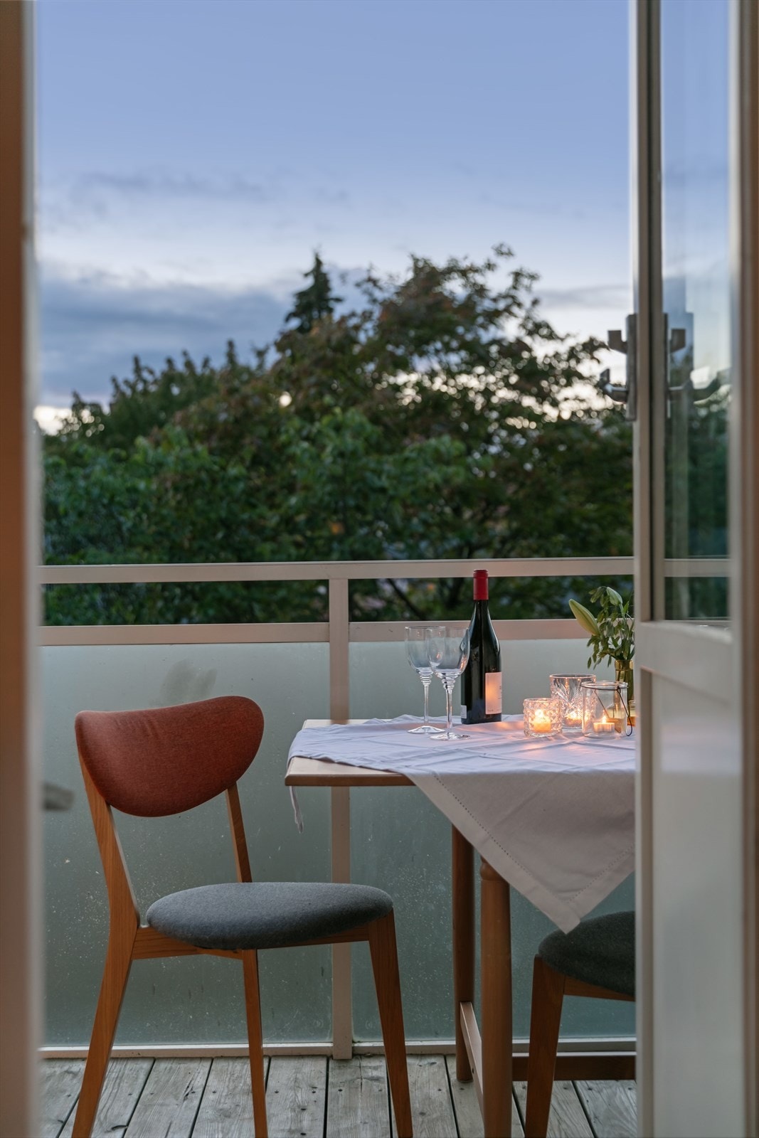 Balkongen oppleves som en utvidelse av stuen på varme sommerdager og ligger badet i sol fra midt på dagen til sent utpå kvelden Galleribilde