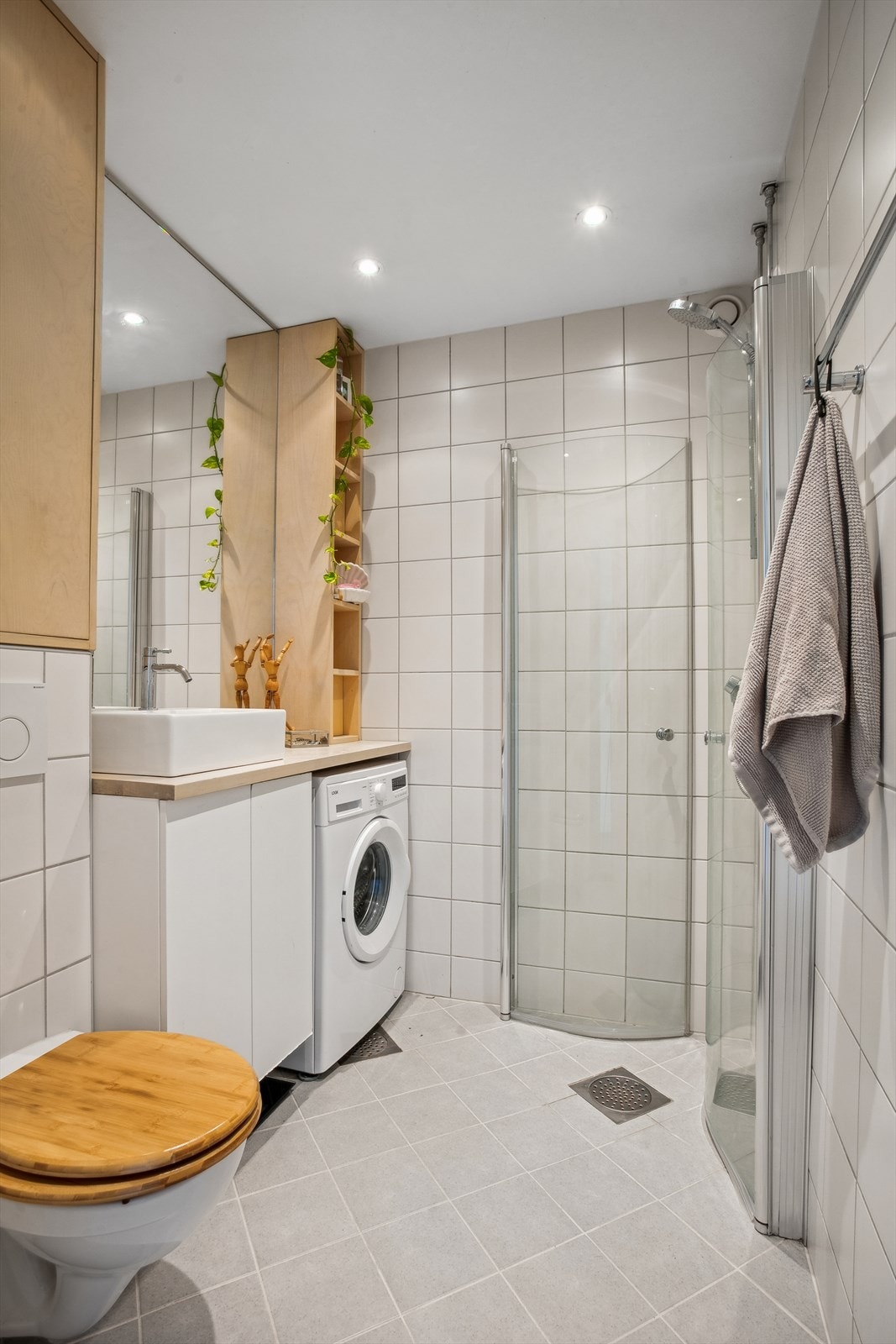 Badet er pusset opp regi av borettslaget i x og har etter det fått plassbygd innredning av møbelsnekker Galleribilde