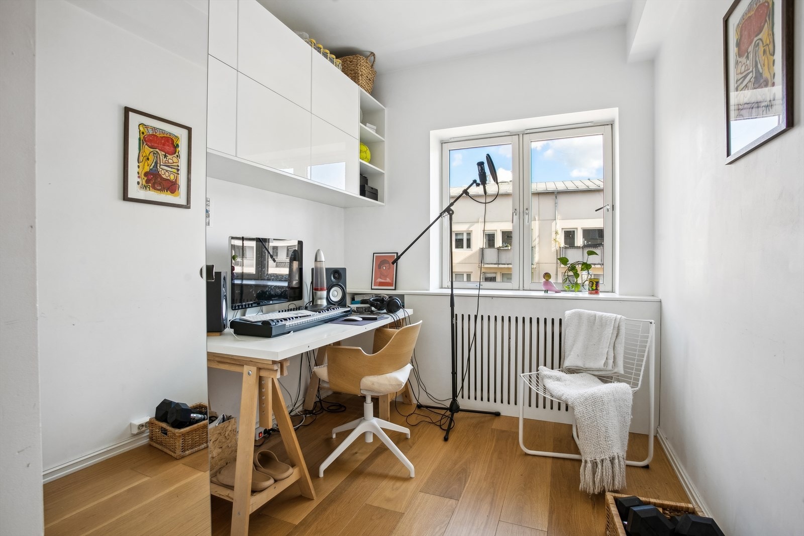 Soverom II er opprinnelig kjøkken, men er innredet som kontor i dag. Radiator er bygget inn for å gi et ryddige inntrykk Galleribilde