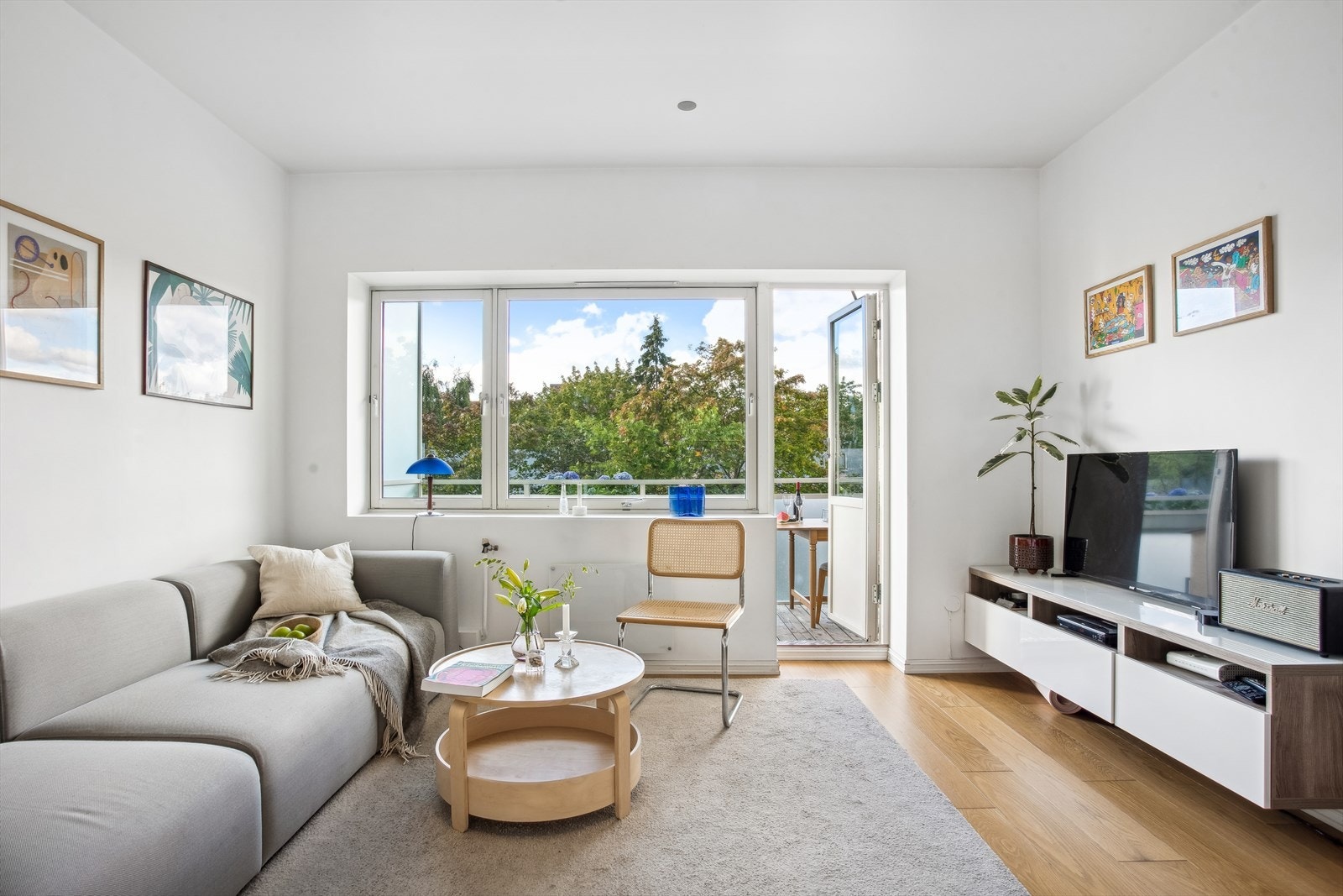 Stuen har helsparklede vegger og en-stavsparkett , noe som er gjennomgående i resten av leiligheten også Galleribilde