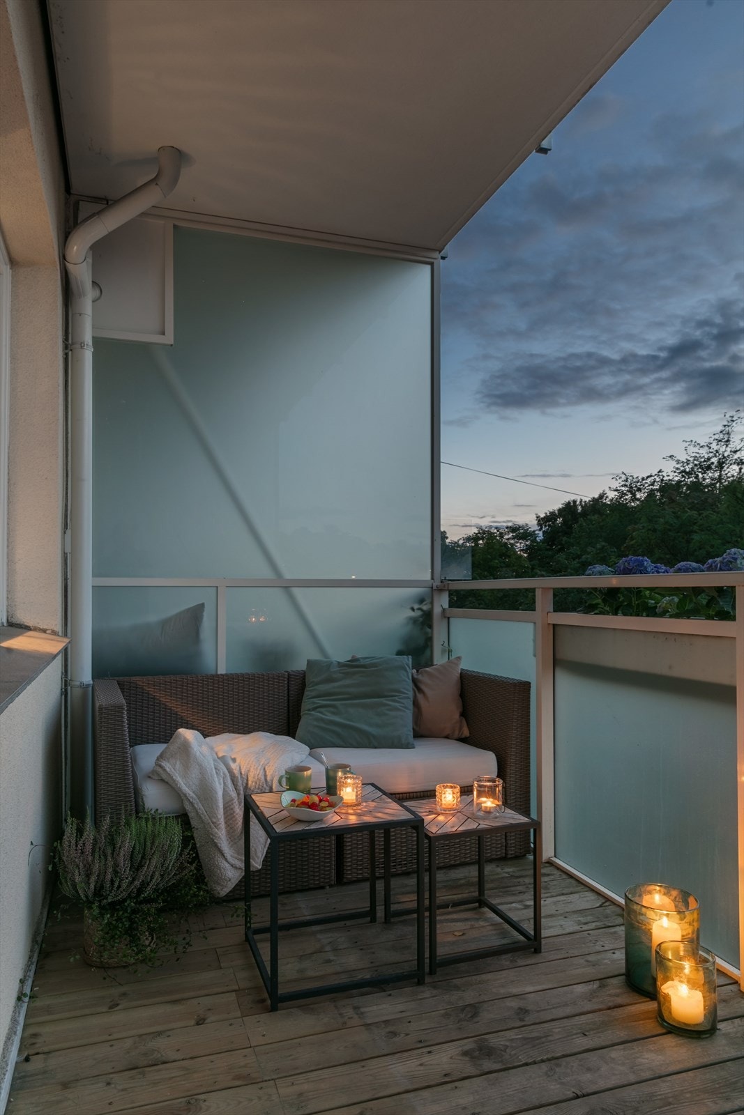 Balkongens gode størrelse gjør det enkelt å møblere med en hyggelig lounge, noe som gjør at den egner seg perfekt for sosiale sammenkomster. Galleribilde