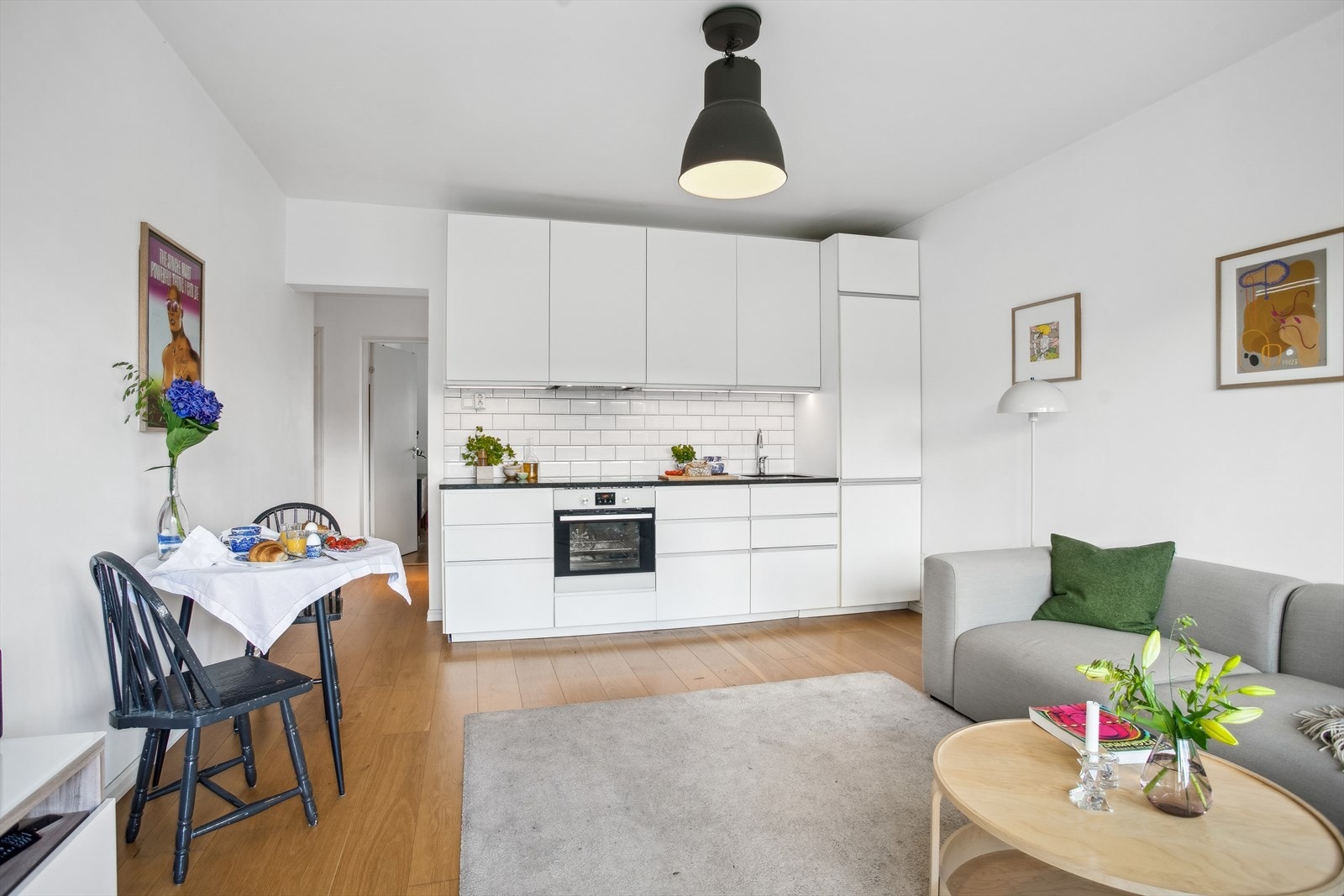 Kjøkkenet er et klassisk IKEA kjøkken og har alle hvitevarene integrert Galleribilde