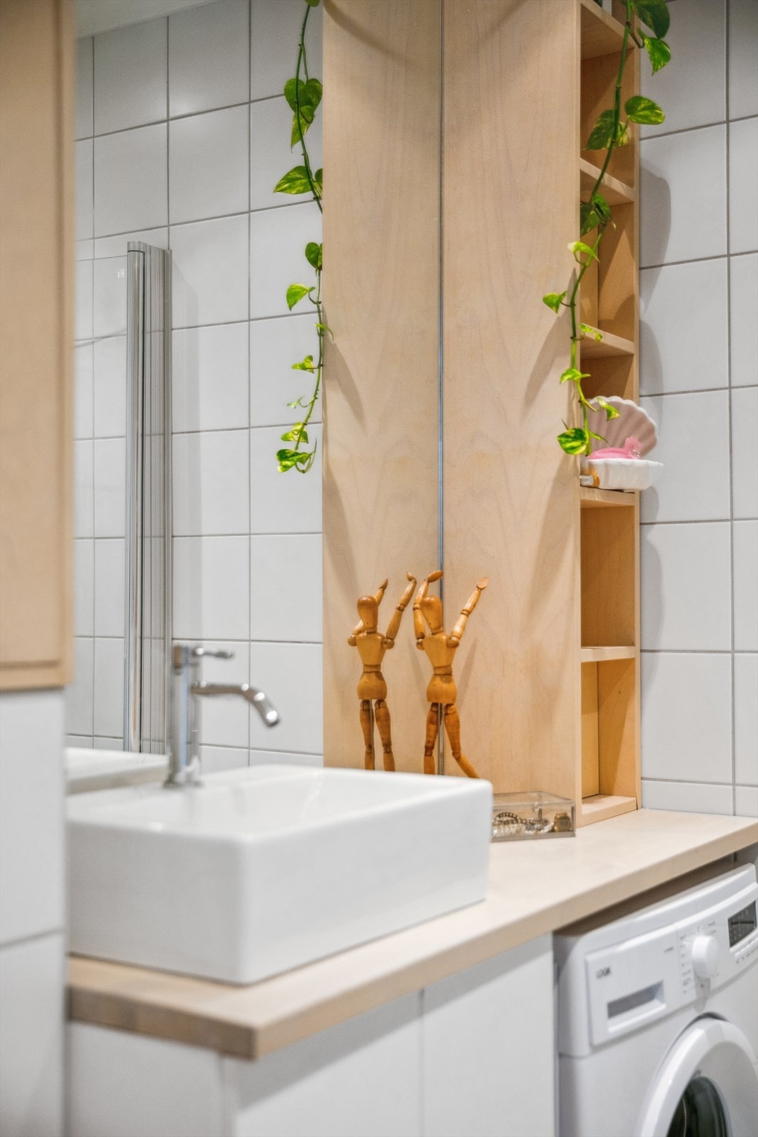 Godt med hylleplass og vaskemaskinen er plassert under benk Galleribilde