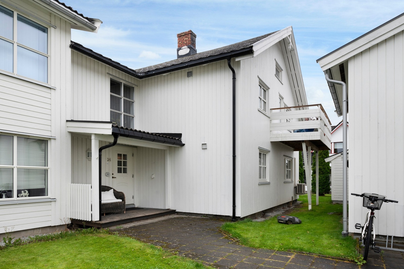 Leiligheten ligger i et rolig og veletablert boområde på Kvislabakken. Galleribilde
