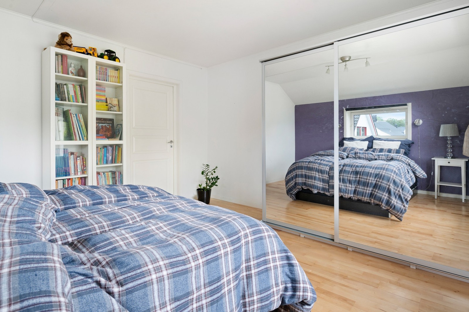 Her har du gode oppbevaringsmuligheter i stor skyvedørsgarderobe. Galleribilde