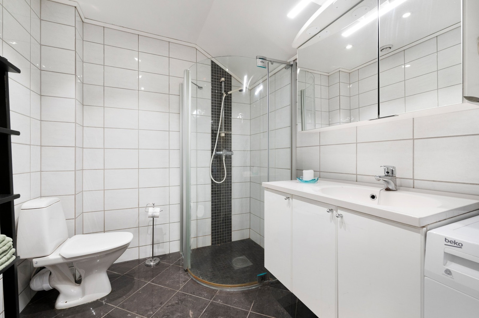 Lyst helfliset bad med gulvvarme. Galleribilde
