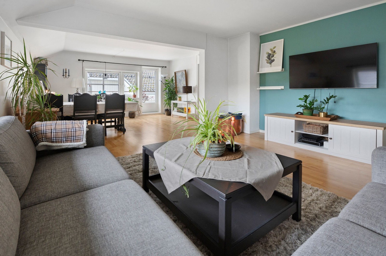 Stuen har rikelig med plass til både sittegruppe og spisegruppe. Galleribilde