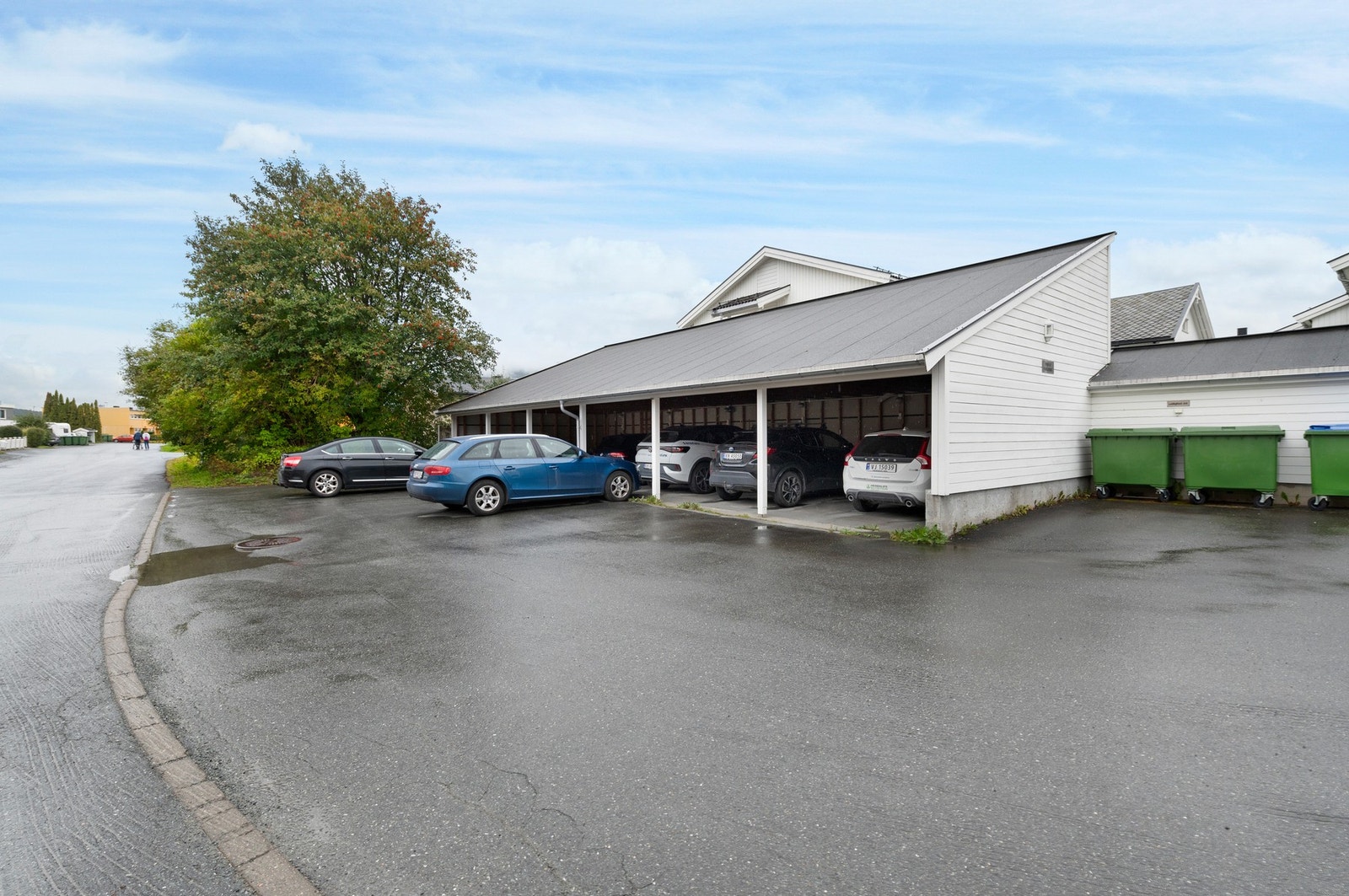 Det medfølger parkering i carport. Galleribilde
