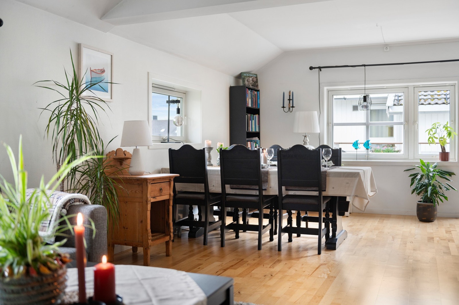 Det er god plass til stort spisebord med plass til hele familien. Galleribilde
