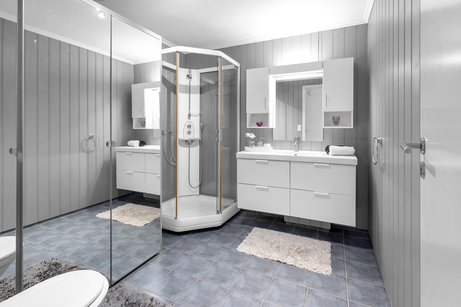 Flott bad med fliselagt gulv. Varmekabler ihht selgers opplysninger Galleribilde