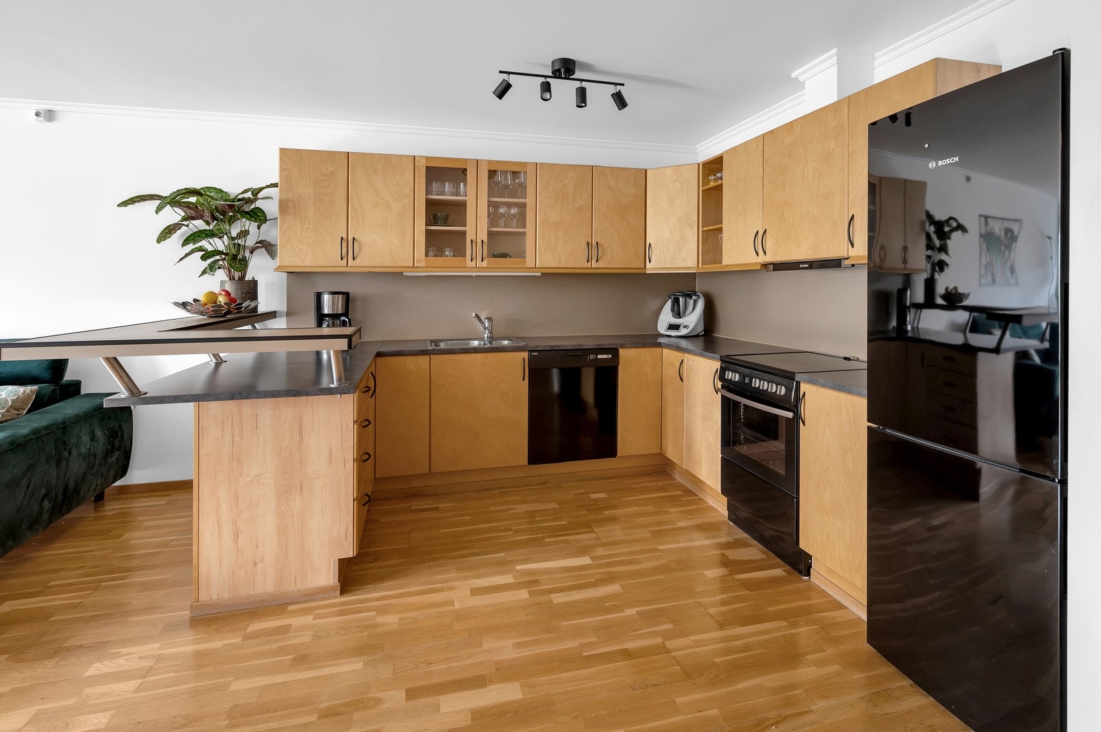 Flott kjøkken med god skap- og benkeplass Galleribilde