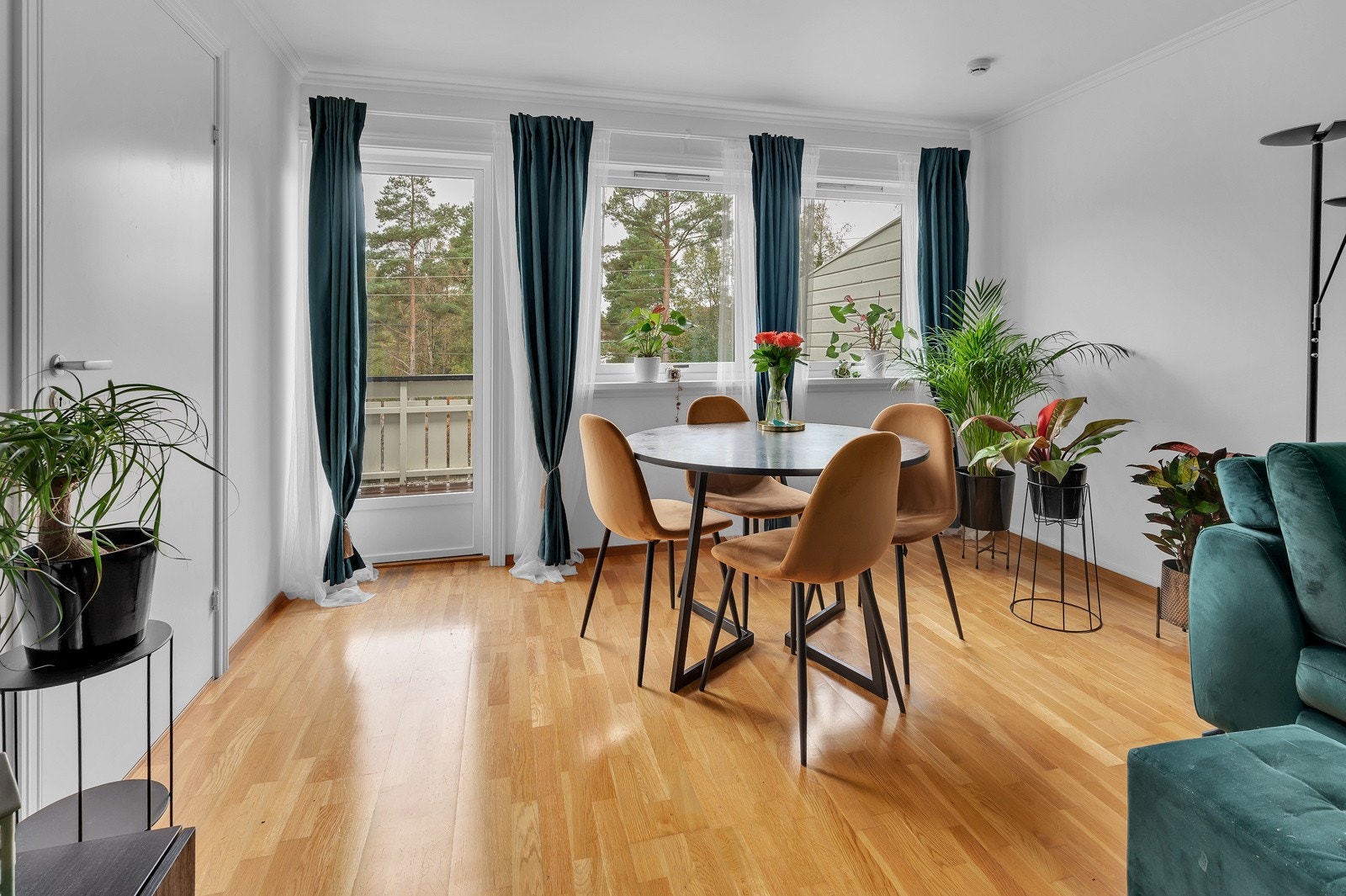 Romslig stue med vindusflater som gir rikelig med lysinnslipp og flott utsyn Galleribilde