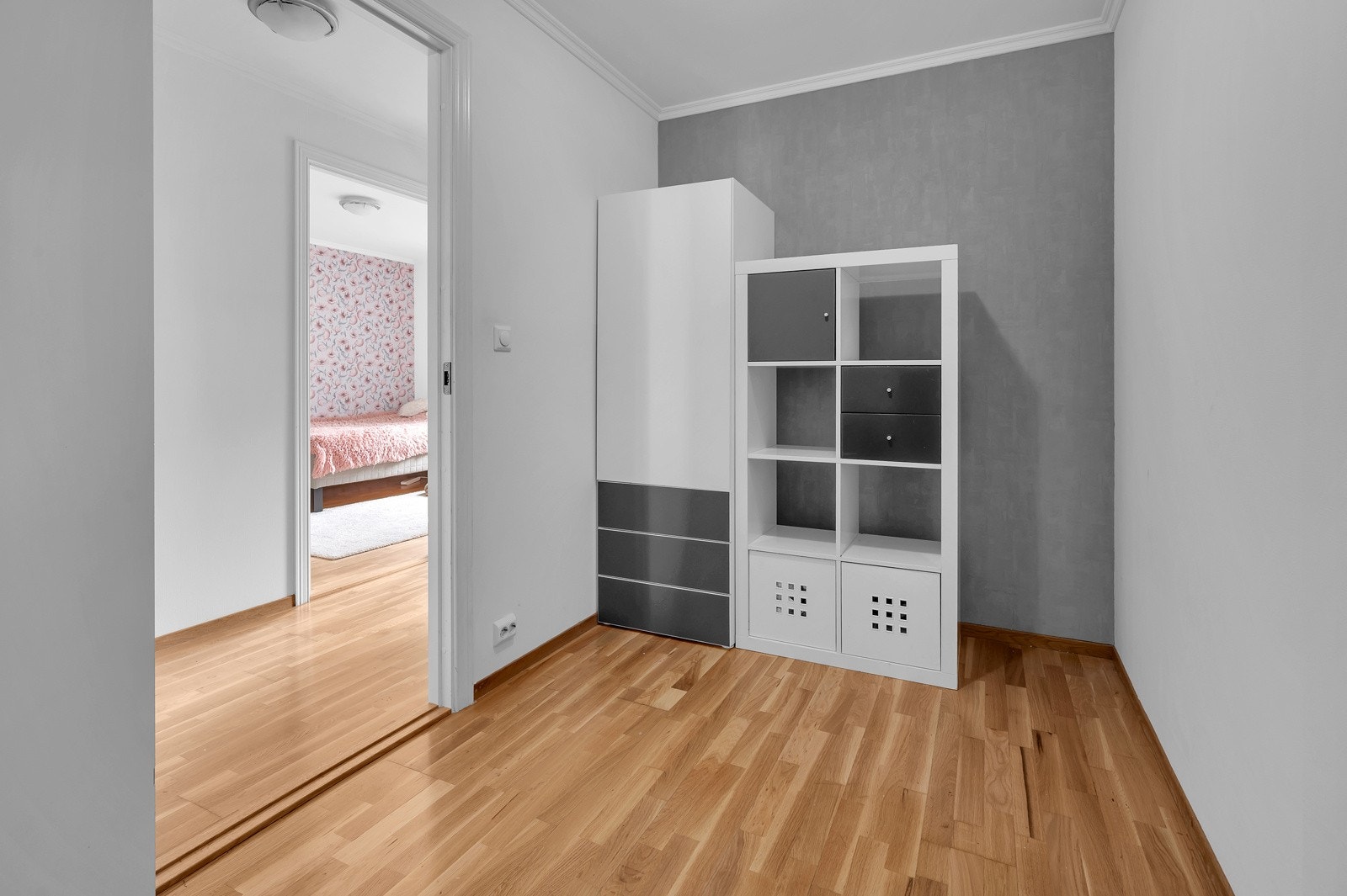 Stor bod med gode oppbevaringsmuligheter. Loftstrapp fra taket her. Romslig loft. I tillegg følger det med kjellerbod. Galleribilde