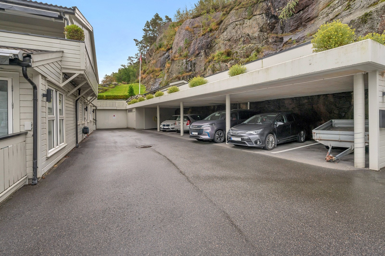 Til leiligheten tilhører fast parkeringsplass i carport Galleribilde