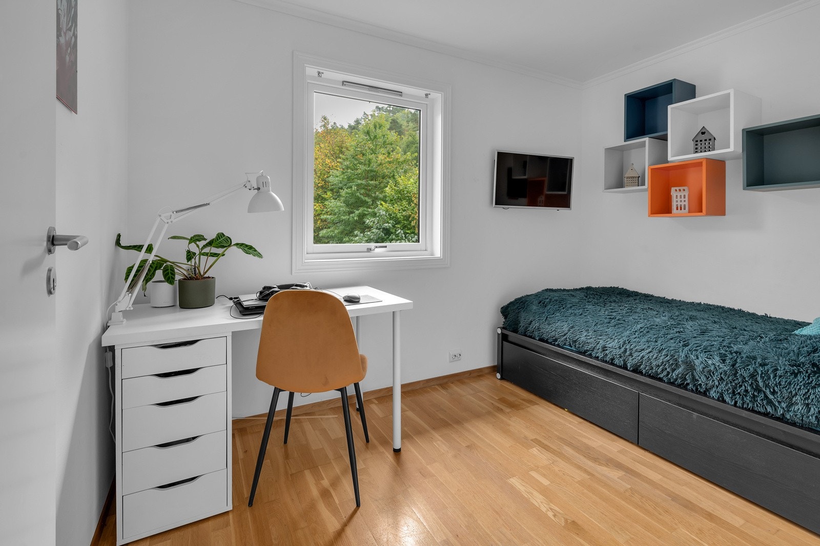 Soverom 2. Seng og skrivebord Galleribilde
