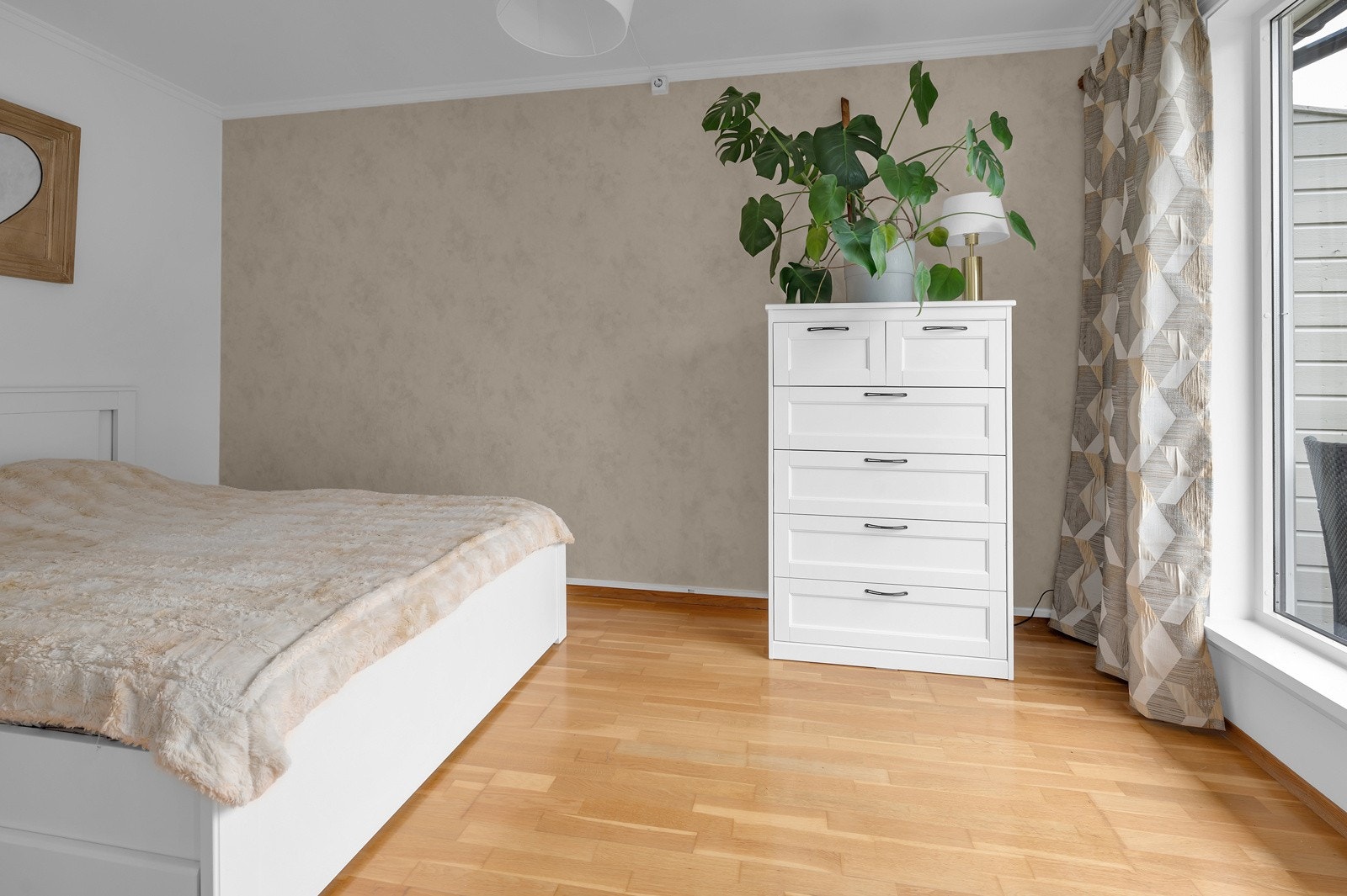 Nåværende eier har satt opp lettvegg som skiller stue/kjøkken og stue nr. 2 Galleribilde