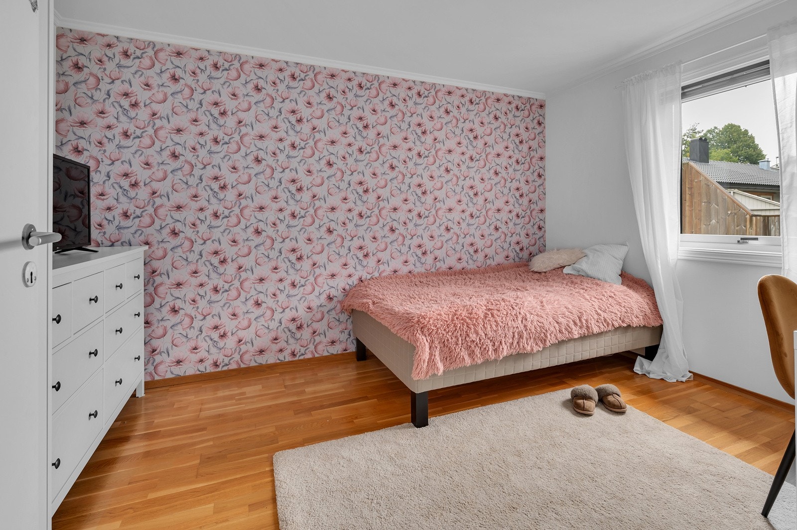 Dobbeltseng, garderobe og skrivebord Galleribilde