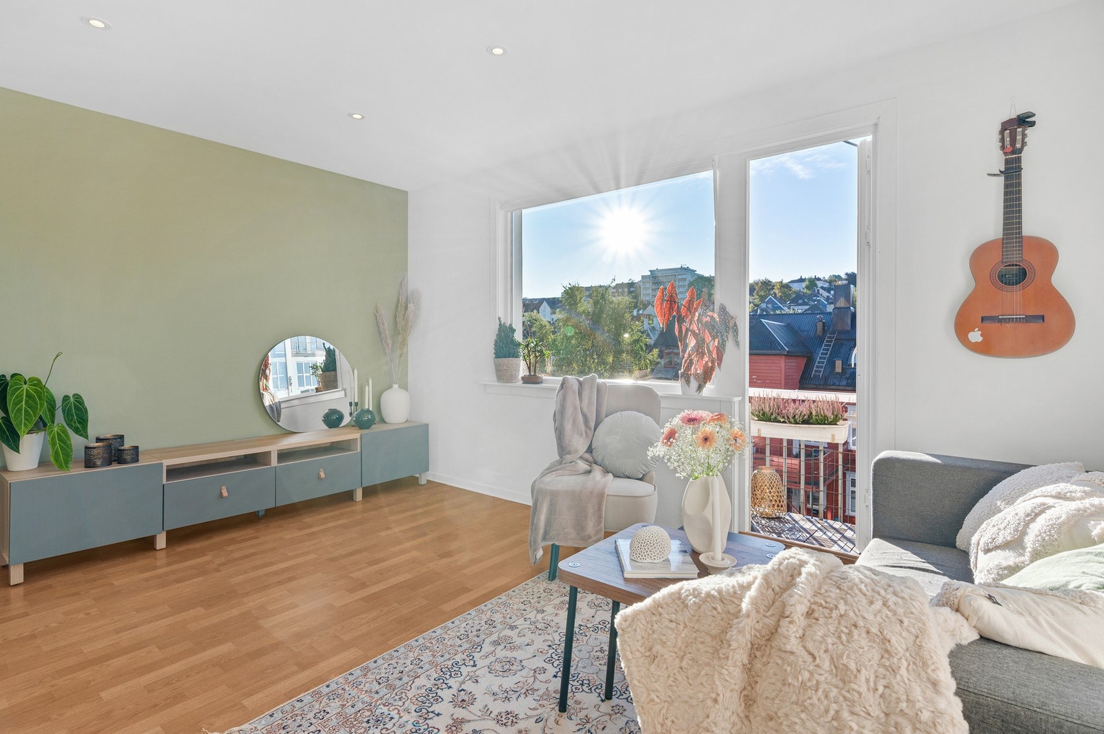 Delikat stue med god plass til både sofagruppe og spisebord. Galleribilde