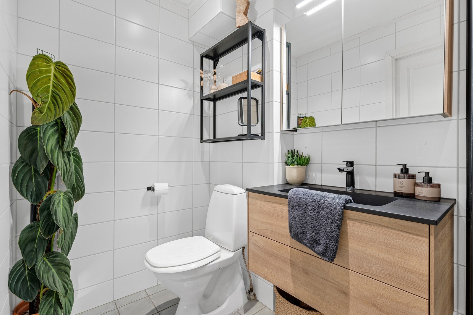 Baderommet ble oppusset i 2006, og fikk skiftet dusjhjørne og servant i 2022. Galleribilde