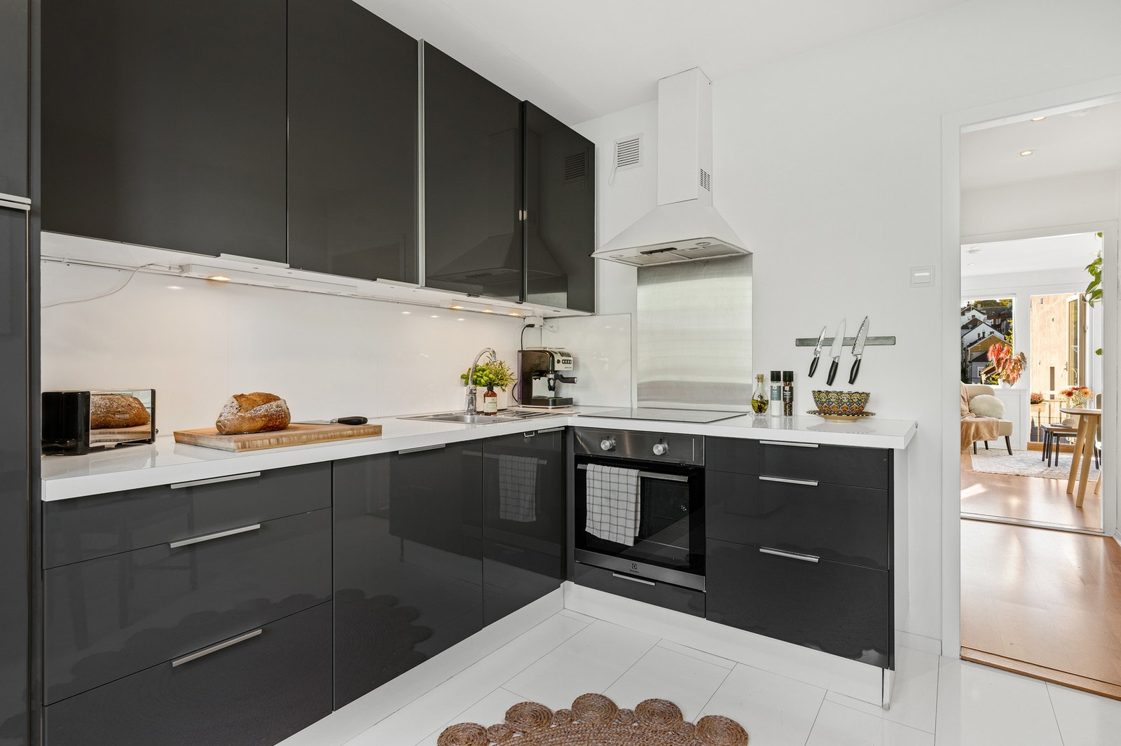 Pent kjøkken med god skap- og benkeplass. Galleribilde