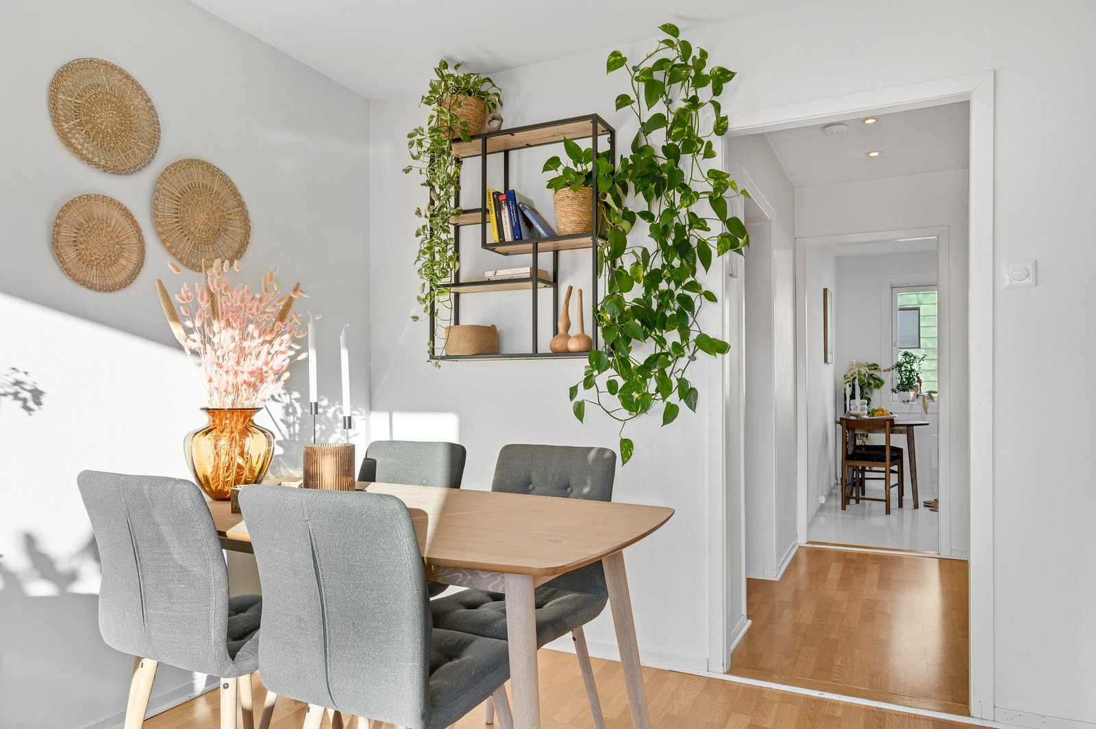 Naturlig skille mellom stue og kjøkken som gir flere soner i leiligheten. Galleribilde