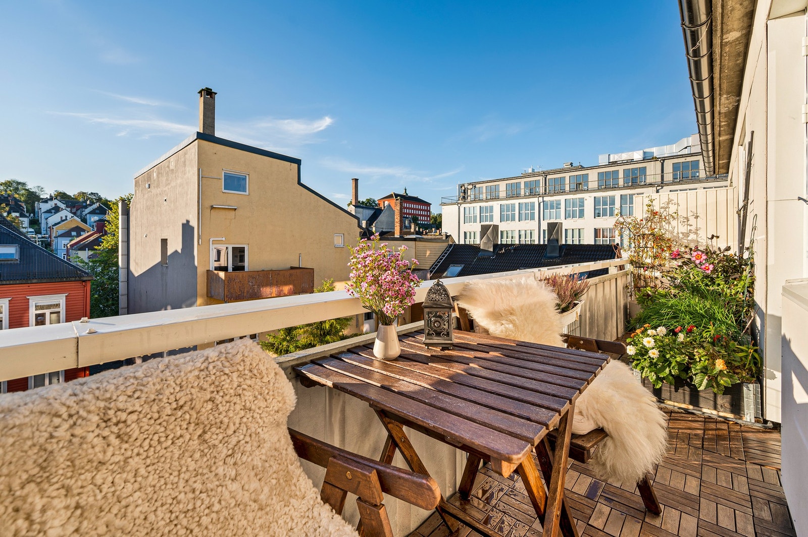 Her får du en flott toppleilighet med fin uteplass som er ypperlig å benytte i sommerhalvåret. Galleribilde