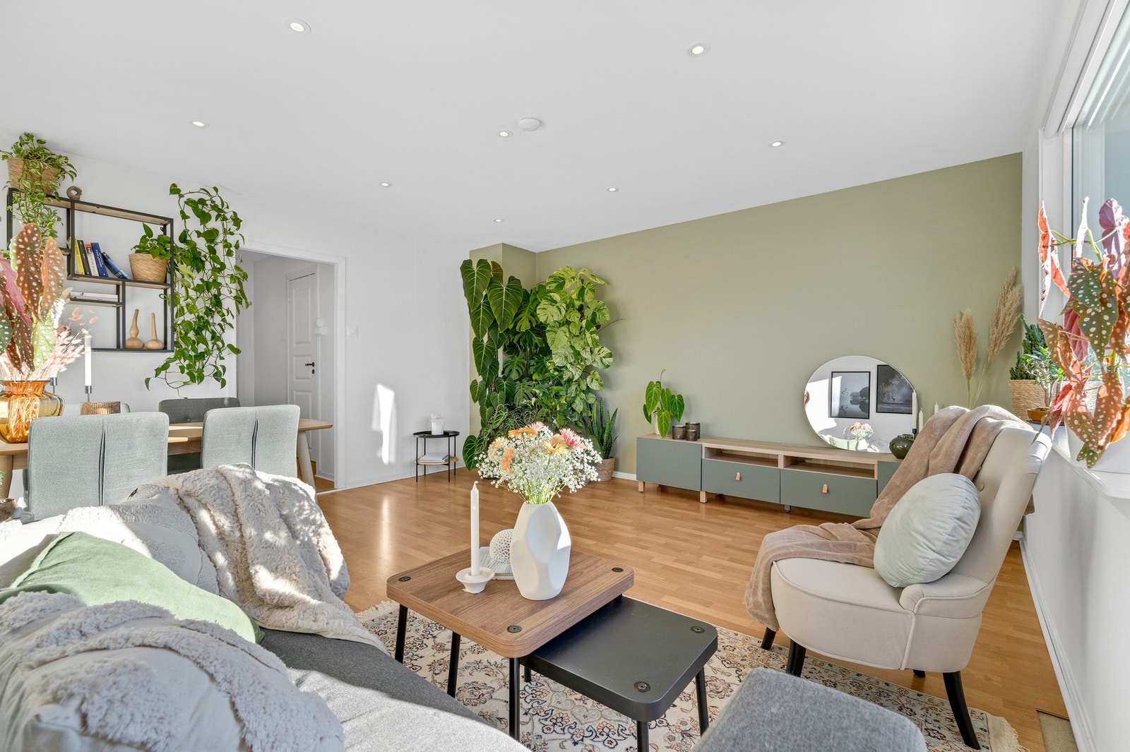 Leiligheten ligger i 4.etasje og har et bruksareal på 61 kvm med fine oppholdsrom som er lett å innrede. Galleribilde