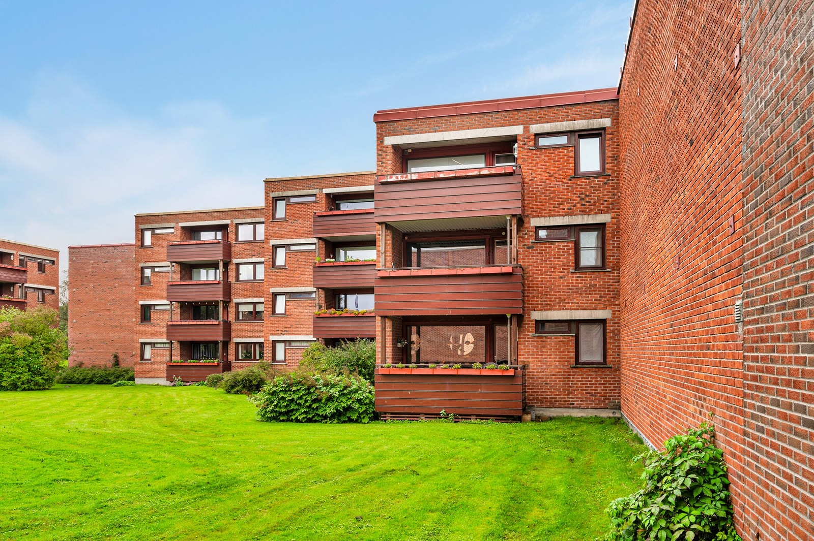 Leiligheten har en skjermet og fin beliggenhet, i solrike og grønne omgivelser. Galleribilde