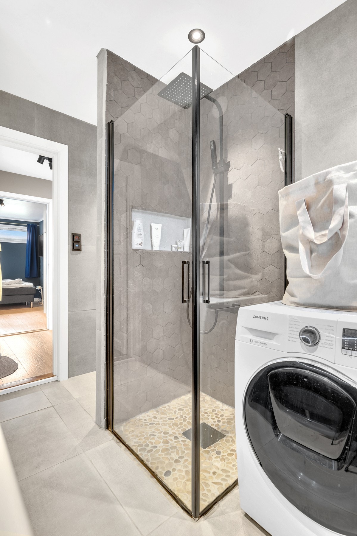 Det er opplegg for vaskemaskin på bad. Galleribilde