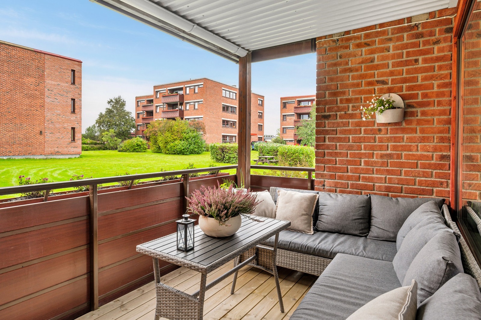 Leiligheten har en god beliggenhet i området. Ligger skjermet til i solrike og grønne omgivelser. Galleribilde