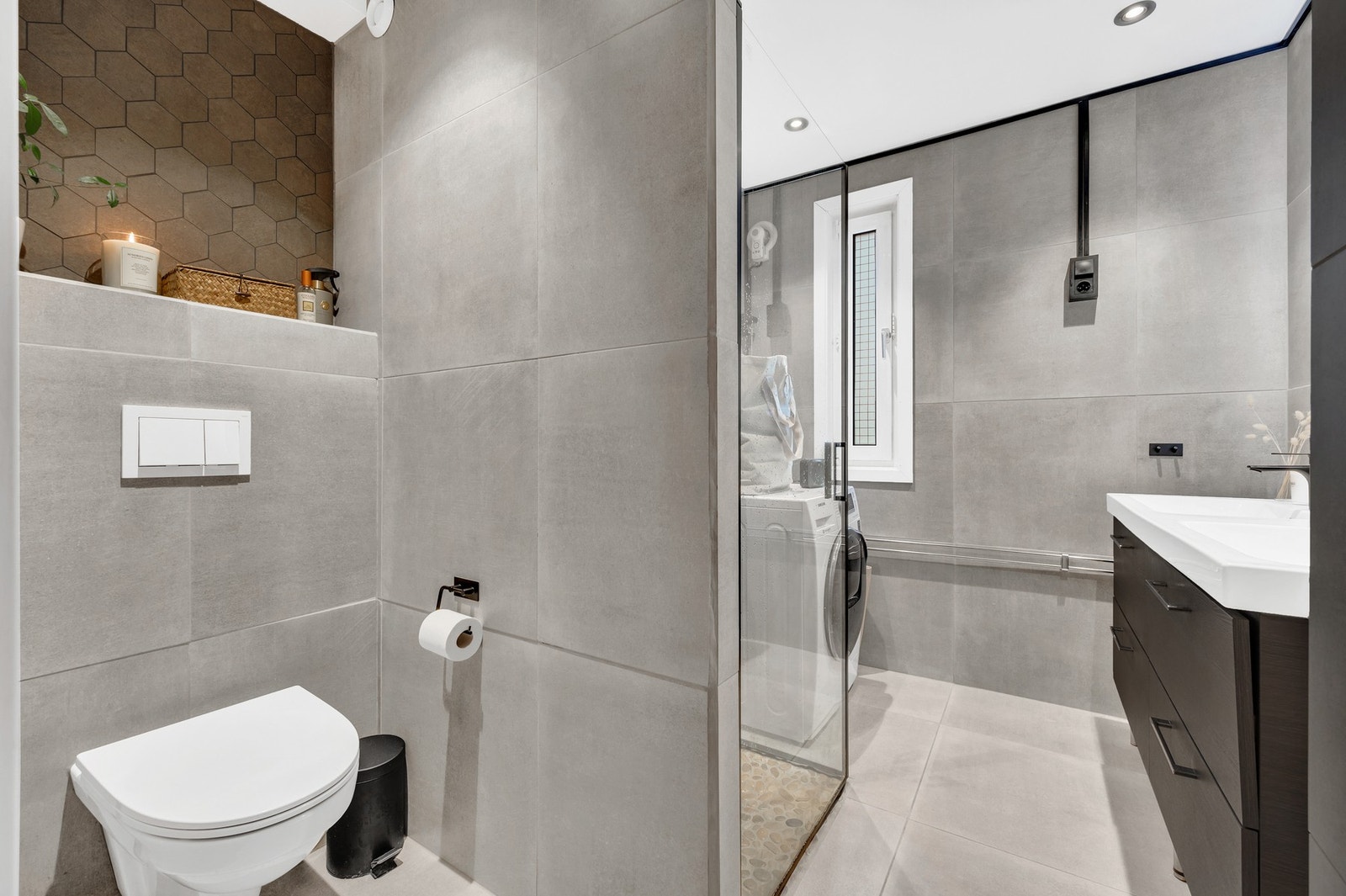 Delikat, flislagt bad med behagelig gulvvarme og downlights. Galleribilde