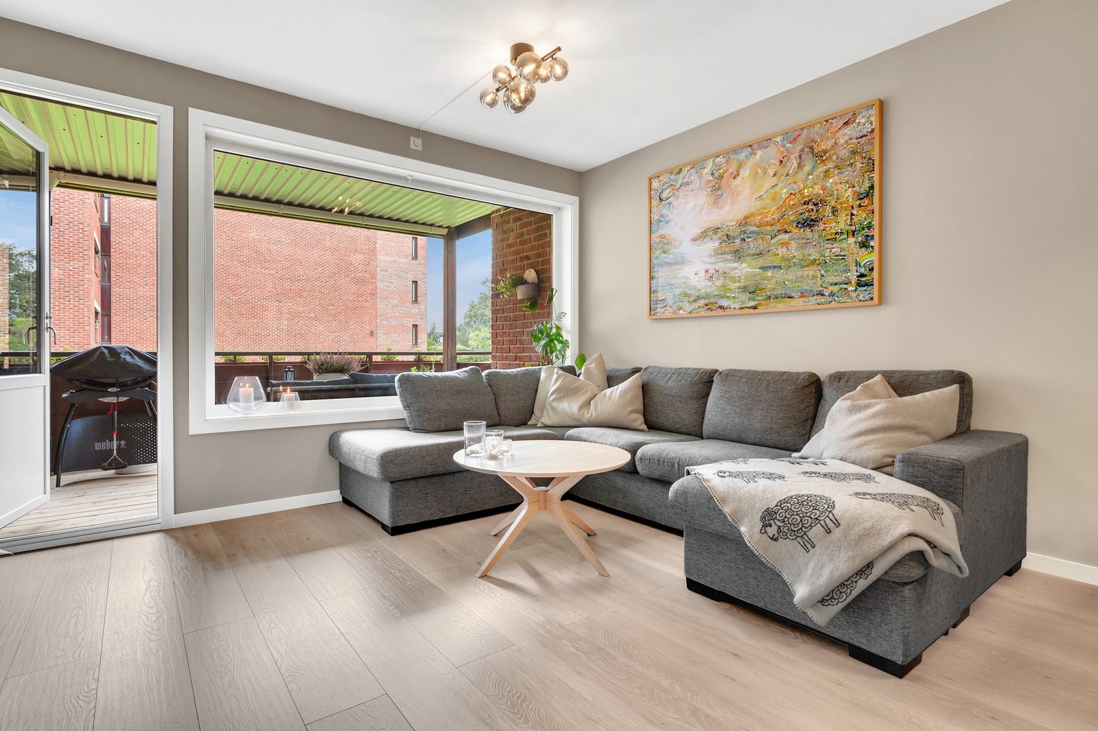 Lys og flott stue. Store vindusflater gir godt med lysinnslipp. Galleribilde