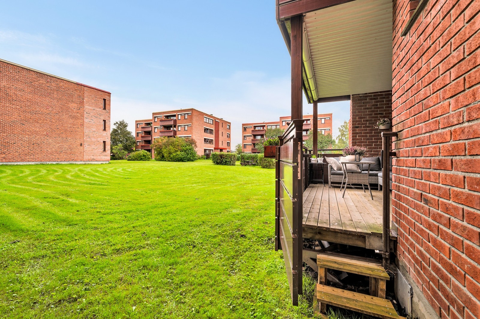Egen balkong med trapp ned til store grøntareal. Galleribilde