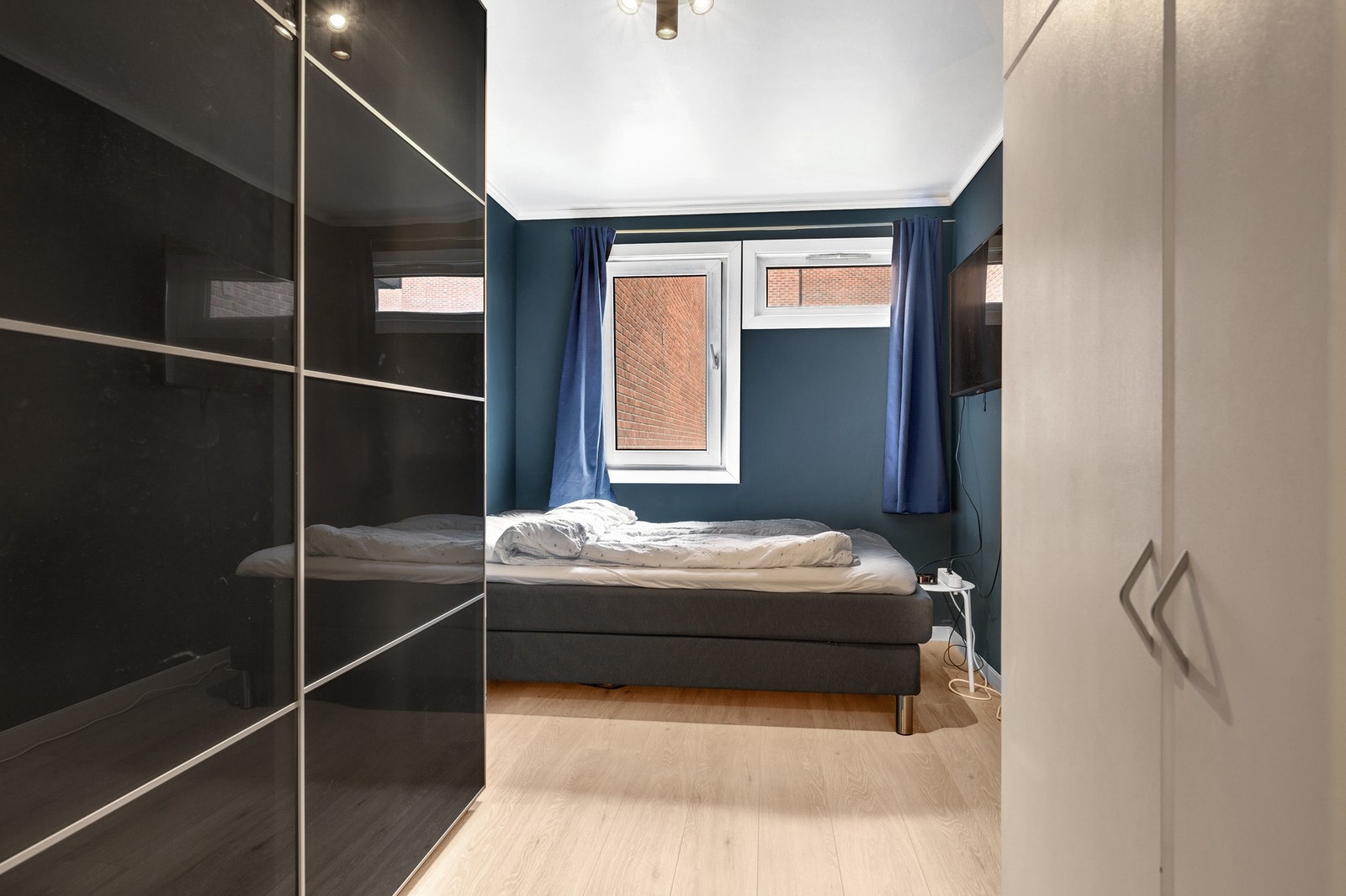 Stort hovedsoverom på 10,3 kvadratmeter. Garderobeskap medfølger i handelen. Galleribilde