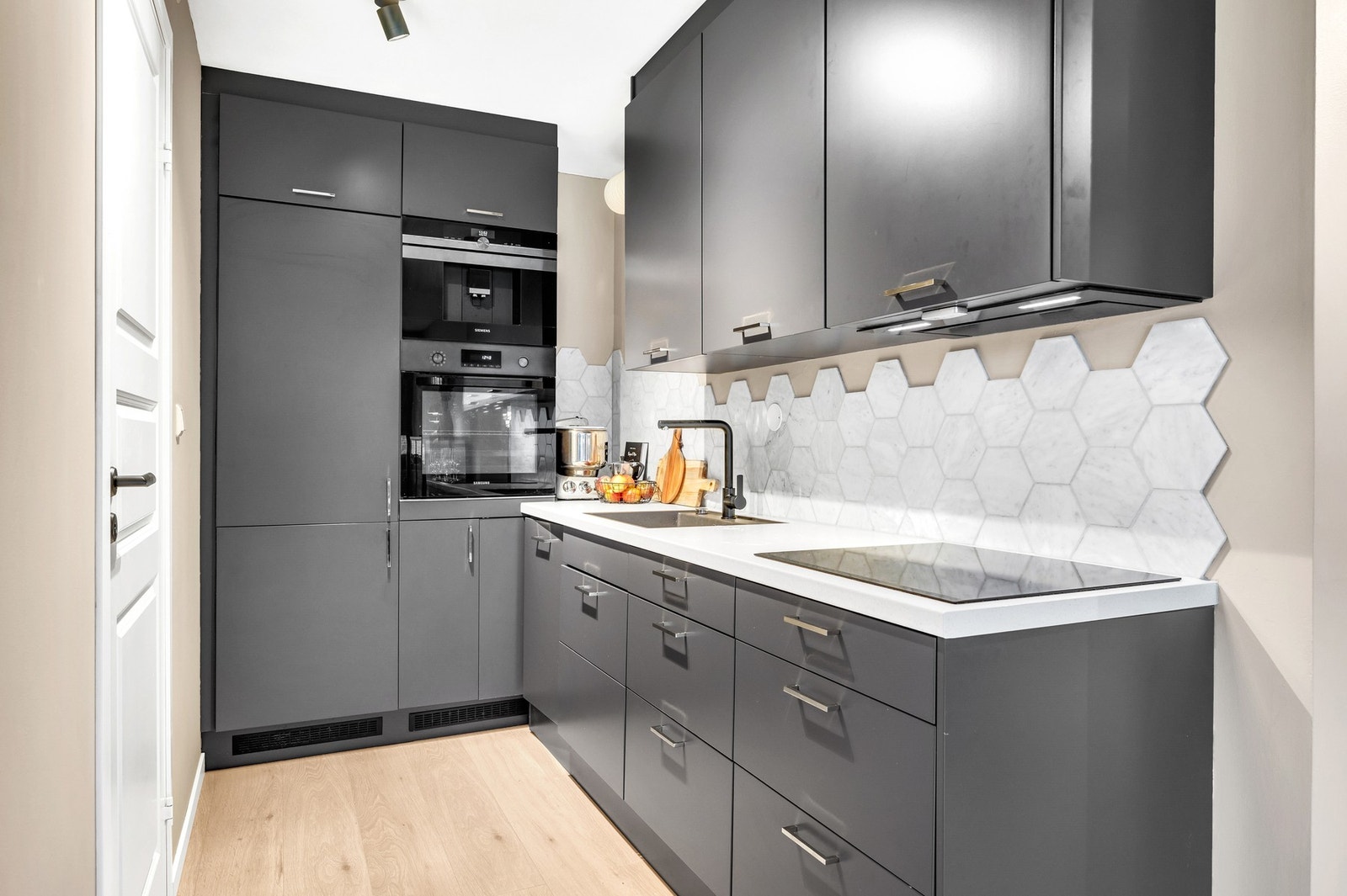 Moderne kjøkken med integrerte hvitevarer. Galleribilde